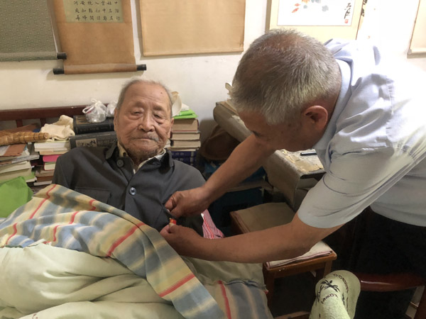慰问巨仁（左一）.JPG
