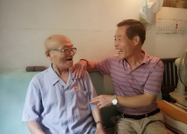 慰问老党员淡海明（左）.jpg