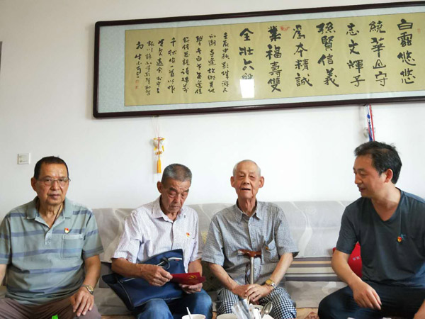慰问看望白守信（右二）.jpg