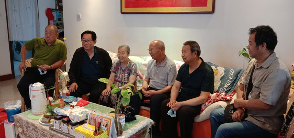 看望徐慈左三.jpg