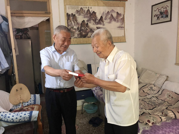 慰问陈芳（右一）.JPG