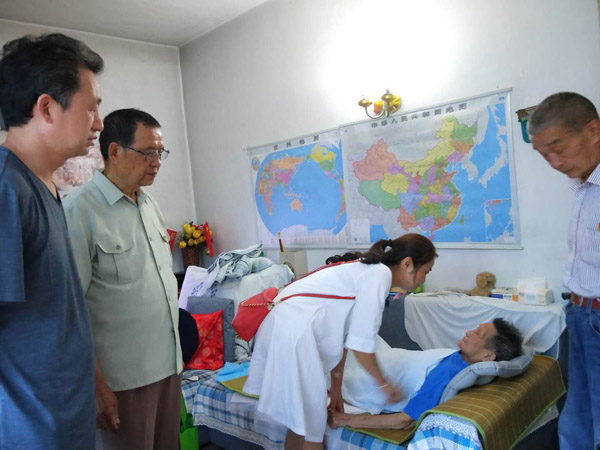 看望李志琼（右二）.jpg