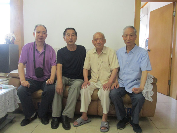 慰问黄福珍（右二）.JPG