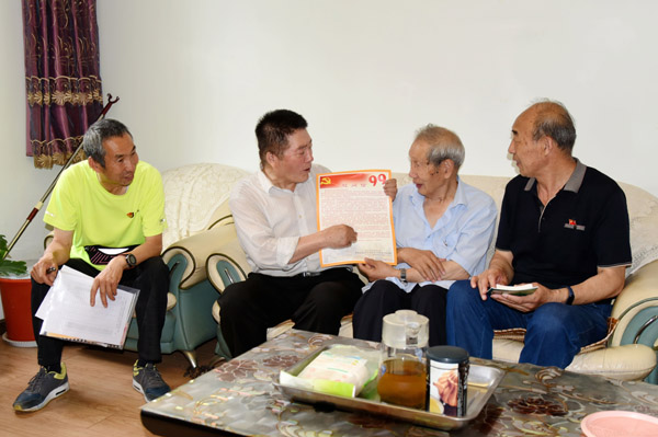 看望慰问郝刚峰（右二）.jpg