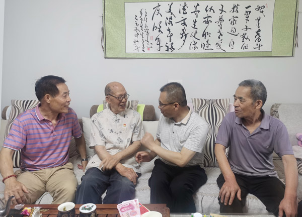 慰问老党员李建堂（左二）.jpg