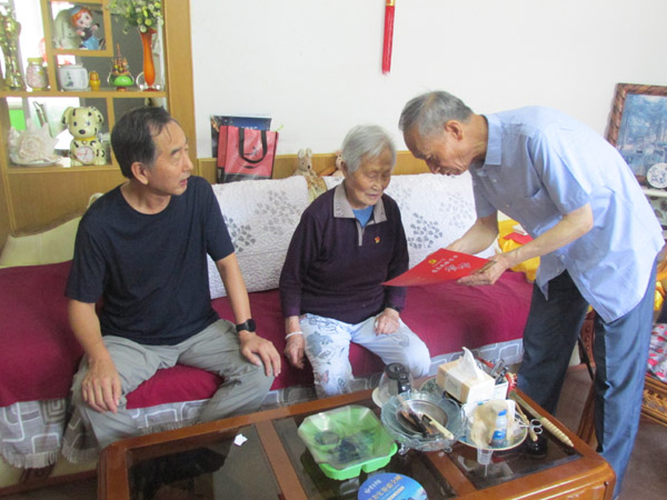 慰问赵琴（中间）.JPG