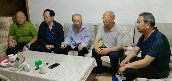 看望王政安左三.jpg