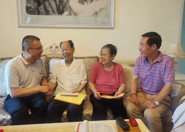 慰问老党员马科西（左二）.jpg