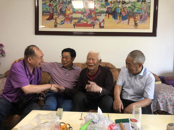 慰问王仁政（右二）.JPG