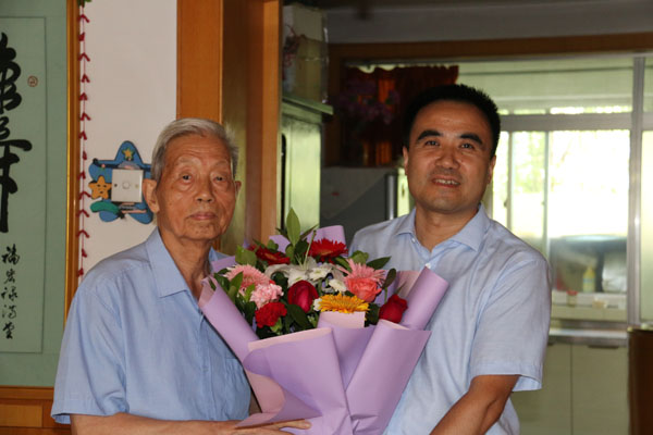 1351827454c74bca8cc68cec2c0c774b.jpg 慰问张康健教授.jpg
