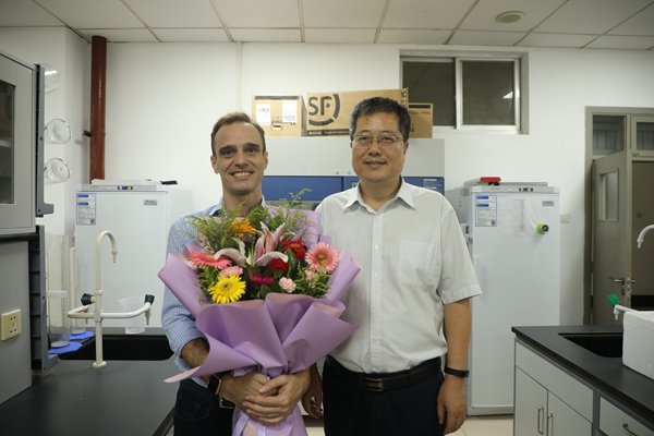 副校长罗军慰问生命学院外教Israel Ausin_副本.jpg