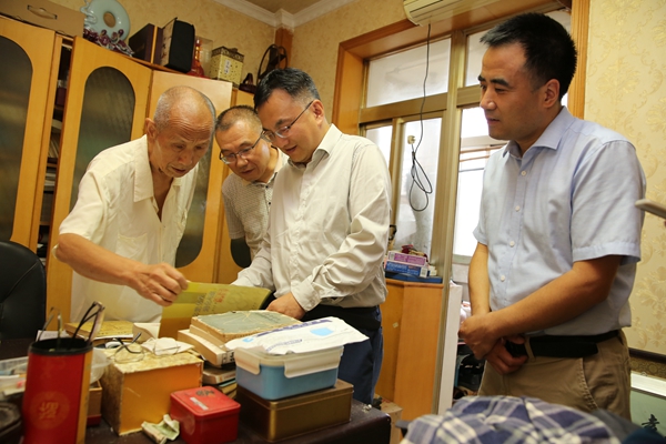 02校党委副书记吕卫东看望慰问离退休教师袁志发教授.jpg