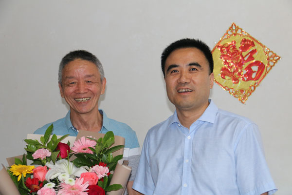 3a120a5c1aab46269e9657e4b34de25b.jpg 慰问孟广章教授.jpg