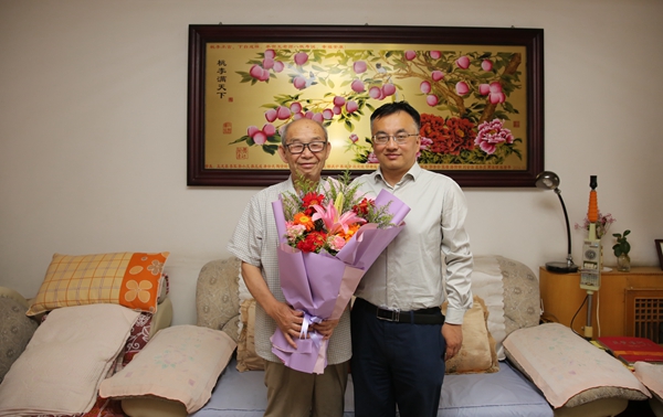 03校党委副书记吕卫东看望慰问离退休教师王立祥教授.jpg