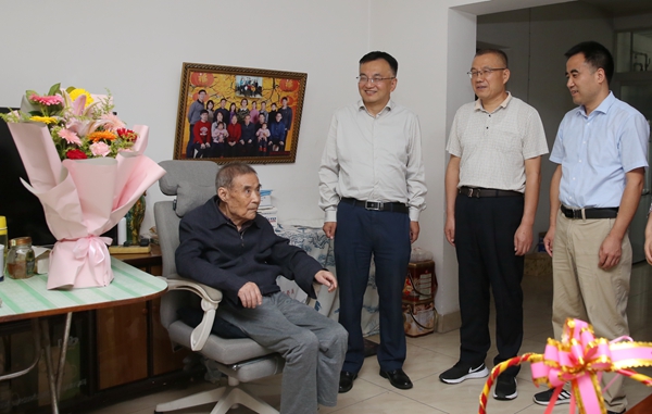 01校党委副书记吕卫东看望慰问离退休教师李生秀教授.jpg