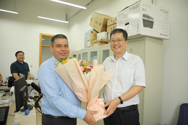 副校长罗军慰问资环学院外教 Mukesh Kumar Awasthi_副本.jpg