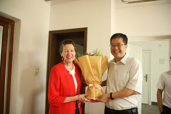 副校长罗军慰问英语外教Elisabeth_副本.jpg