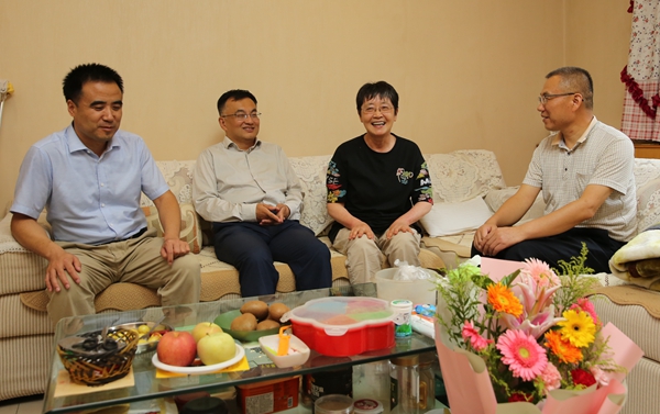 04校党委副书记吕卫东看望慰问离退休教授朱玮教授.jpg