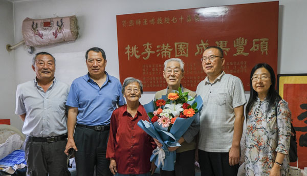 afe960c079434454bd3c20139c73c9a3.jpg 王鸣胡霓云夫妇.jpg