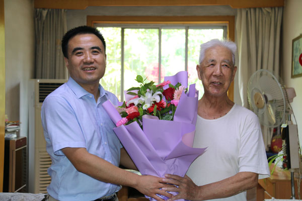 e287bd4166614596b7f10cb7034e2970.jpg 慰问王幼民教授.jpg