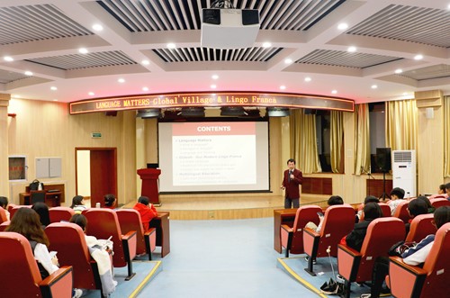 董会庆作报告.jpg