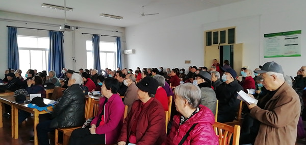 认真听讲的银发学员_副本.jpg
