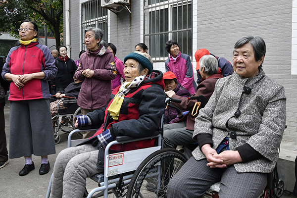 老同志坐着轮椅参加活动.jpg