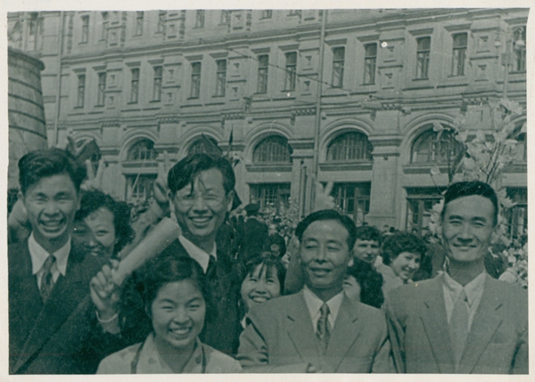 后排左二为耿志训在莫斯科.jpg