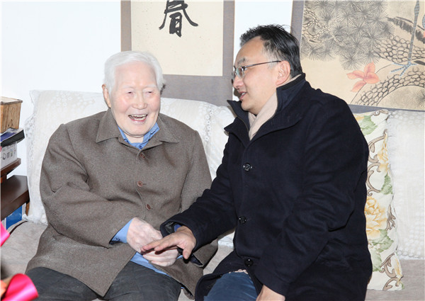 8dad8ce24ef74db7a5f746f4ff25eeb8.jpg 熊运章.jpg