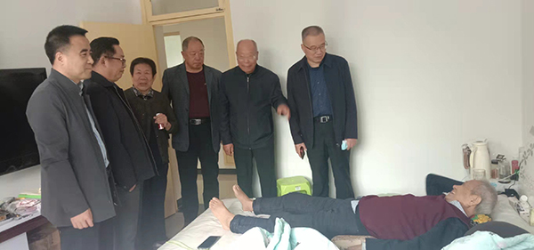 43a122eeab494a7b88d5c5fb84dbe357.jpg 床上刘林鹏老师.jpg