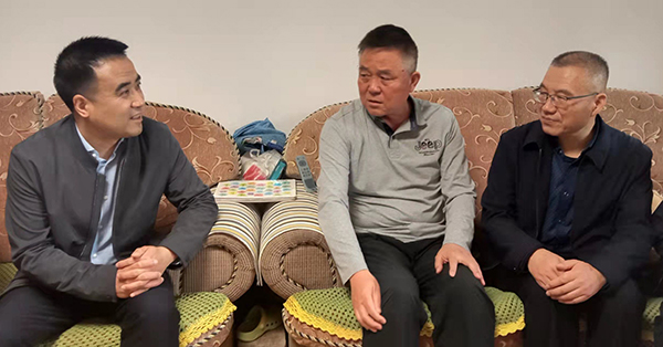 56fe8d4860d5479dbb7837dd899f96c2.jpg 左二李治国老师.jpg