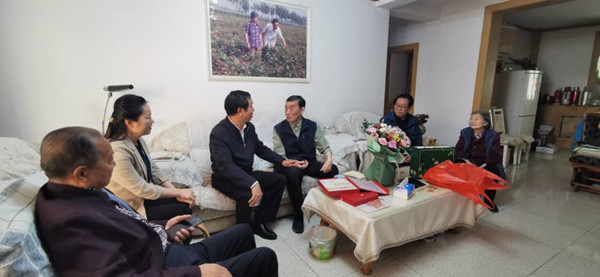 b1765b257f904ee48cd3c36d47462c56.jpg 慰问王性炎_副本.jpg