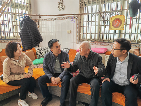 慰问离退休职工金招寿.jpg