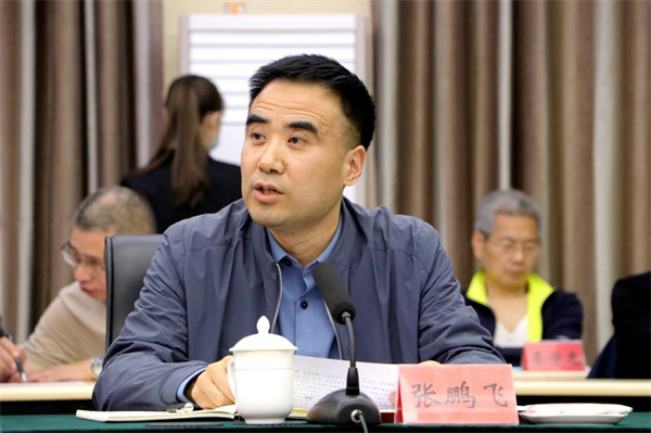 5bd4518473864941890943f61490d66a.jpg 我校离退休职工党委书记张鹏飞作典型发言.jpg