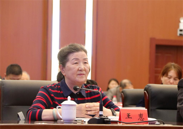 6074d6a3ed6843908f6c9bee2ab45984.jpg 我校退休教师王惠作为银龄教师代表发言.jpg