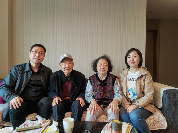 慰问离退休职工单本君.jpg