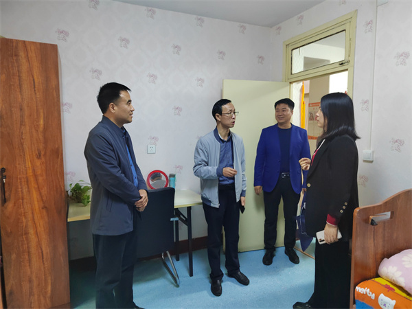 ff401e1a0caa4c67ae2e5d642b8f3a90.jpg 在瑞泉居家养老服务中心现场考察.jpg