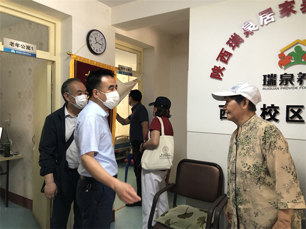 在瑞泉居家养老服务中心与老同志交谈.jpg