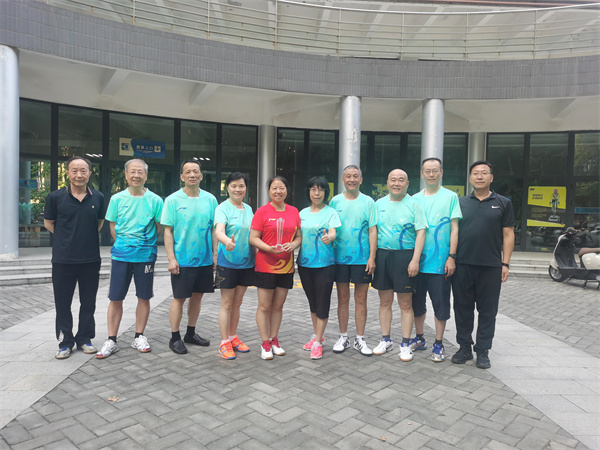 644df2d96996428da55d3cfb6ececa36.jpg 我校离退休职工代表队捧起冠军奖杯.jpg